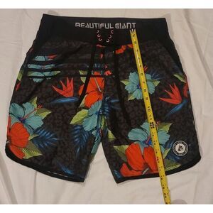 Beautiful Giant Men's Hibiscus ‎ Swim Trunks Swimwear Board Shorts SZ 32